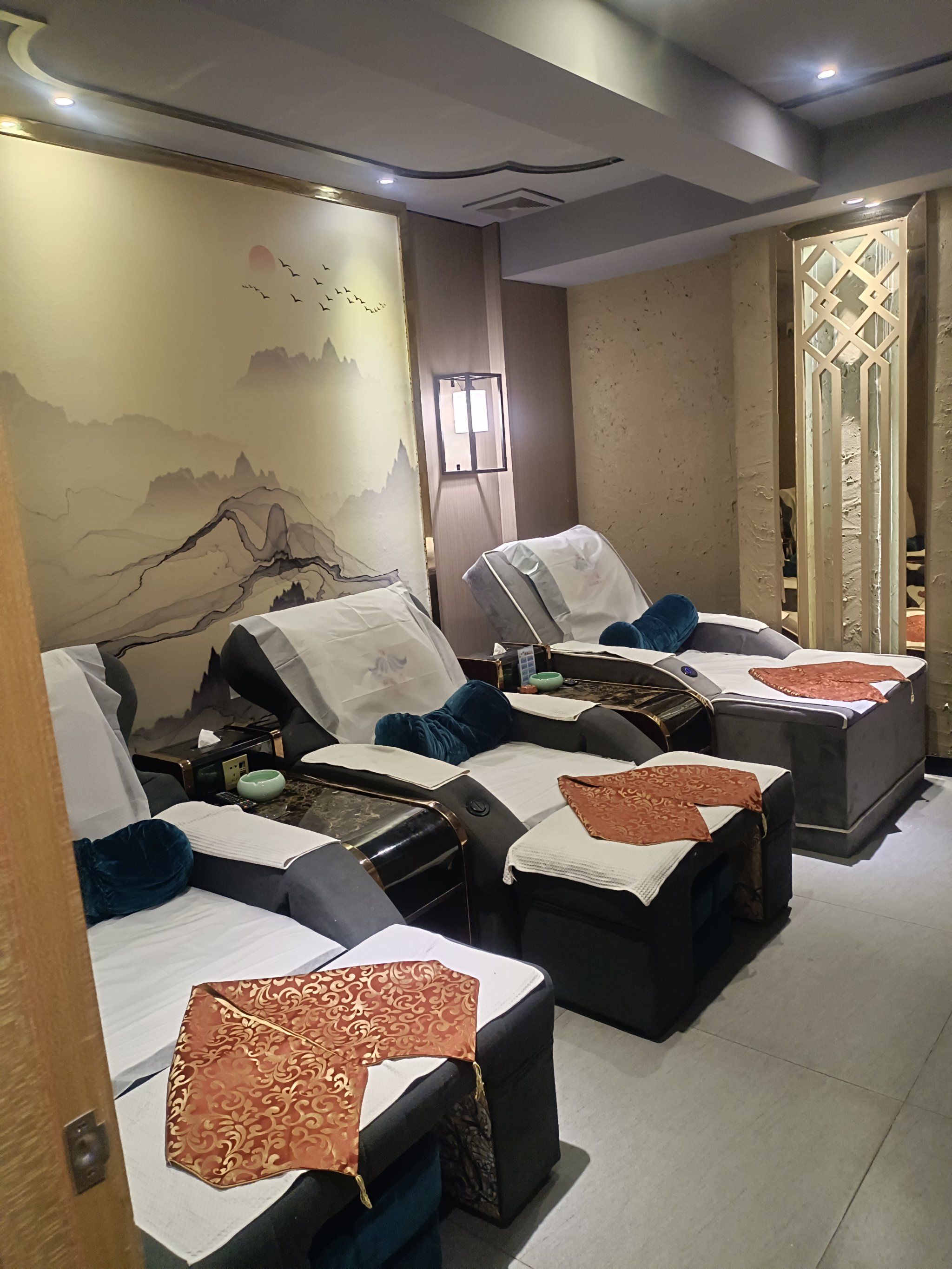 特色:除了传统的足浴按摩,他们还