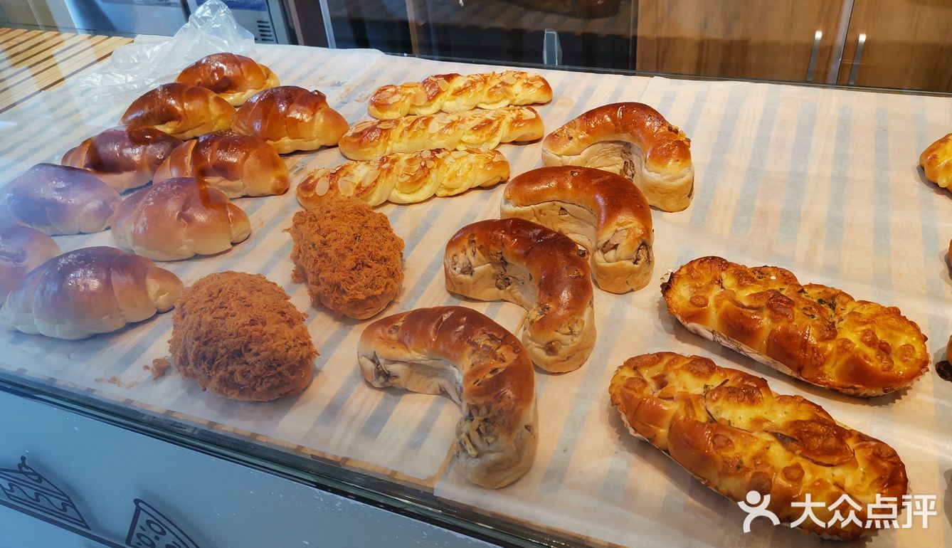 面包品种不多,买了海盐味和巧克力燕麦味的,味道都不错