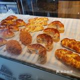 面包品种不多,买了海盐味和巧克力燕麦味的,味道都不错