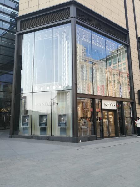 这两年突然流行起来的饰品光王府井附近的商场就开了