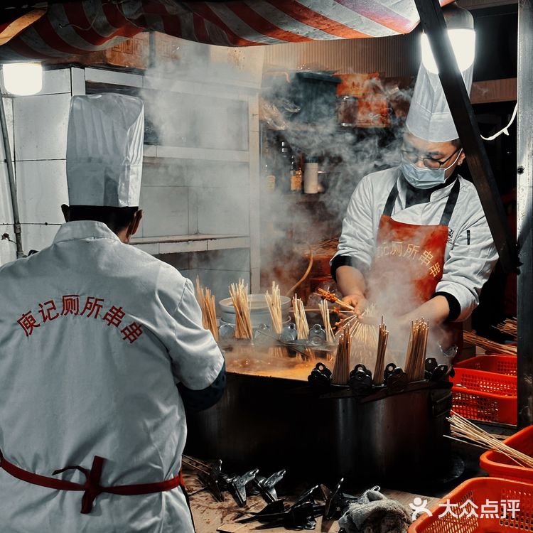 有幸见到了庾记老板本人，串串+冒兔腰真的忒好吃喽