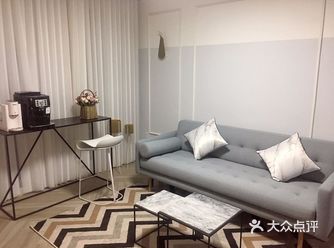 一进来从玄关看客厅的全景状态
