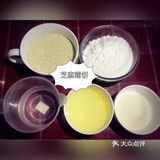 烤了满满一盘香酥可口的芝麻薄饼