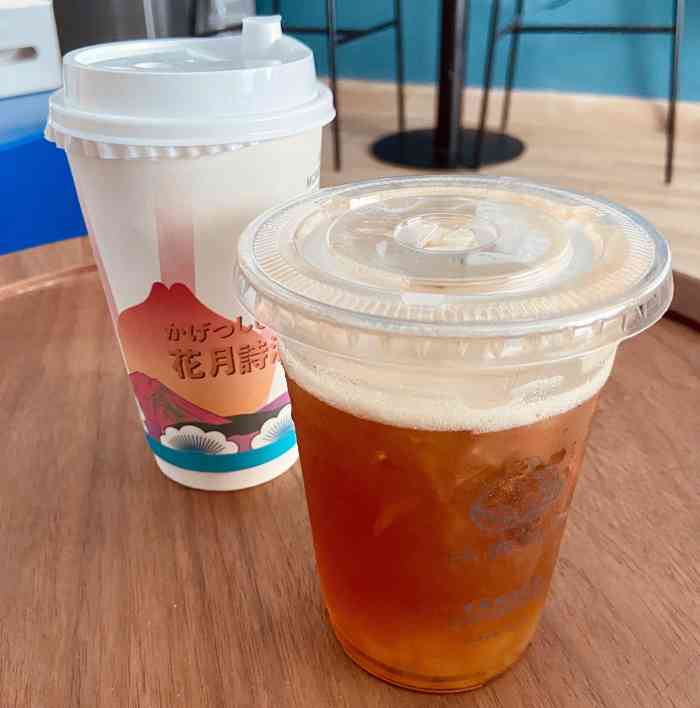 五十度灰杯子很大啊真的很大的一杯拍照的时候还得拿稳深怕一不小心就