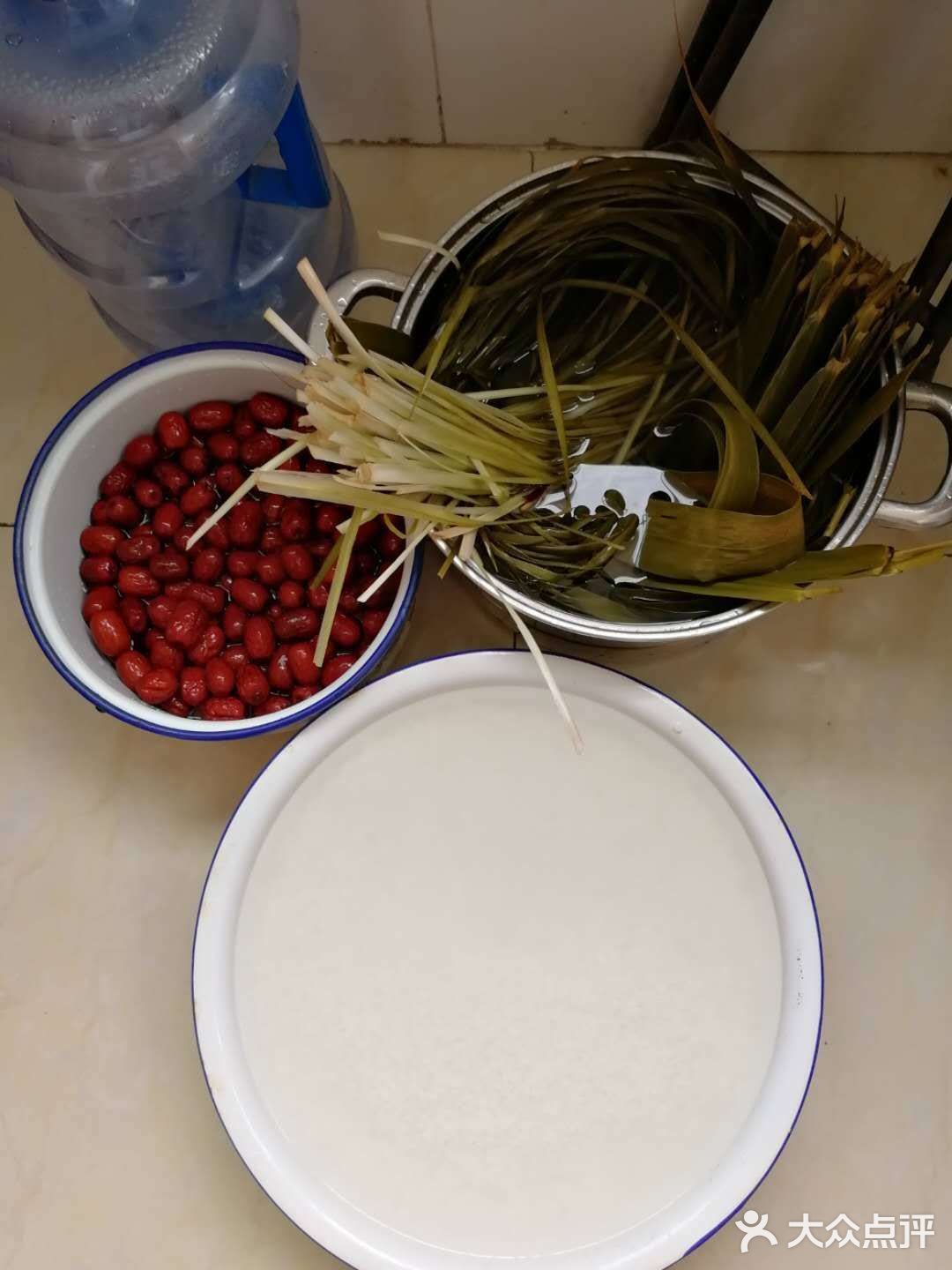 糯米泡两三个小时，红枣去葫，开包！
