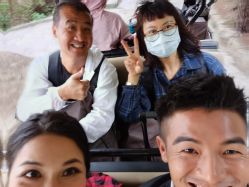 -现代经典婚纱摄影