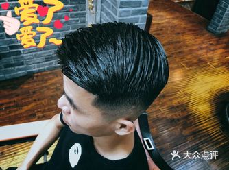 男士发型款式特别多，夏天来了，大家都喜欢短一点的发型