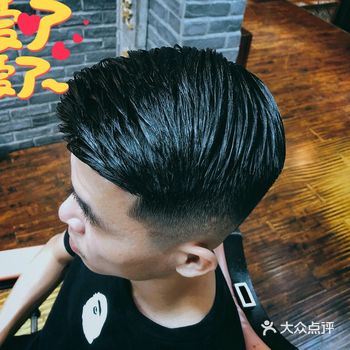 男士发型款式特别多，夏天来了，大家都喜欢短一点的发型