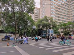 西区东门外人来人往-四川大学(华西校区)