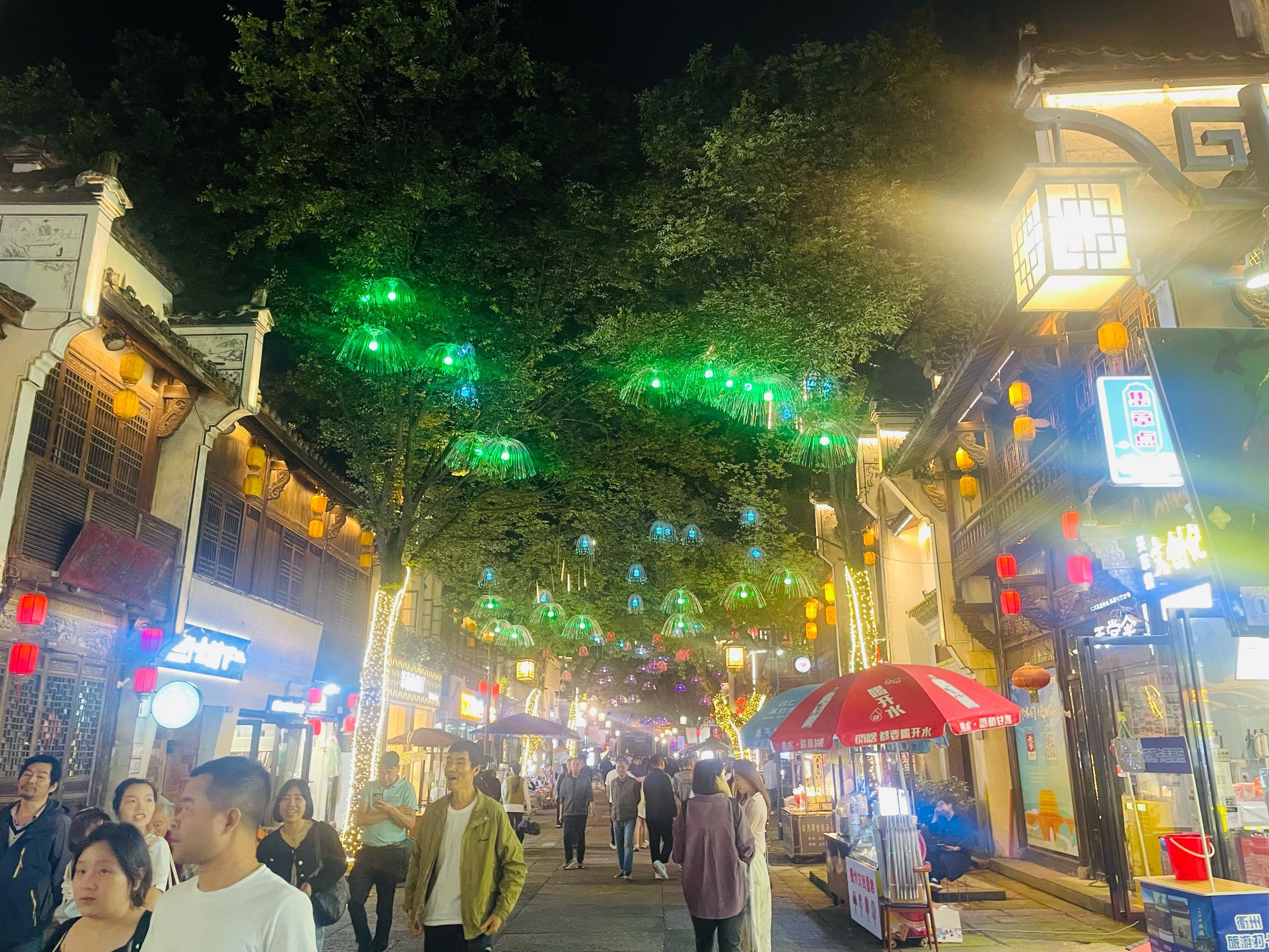 衢州超好玩东西非常的好吃,特别是鸭头兔头鱼头都非常的好吃,夜景也不