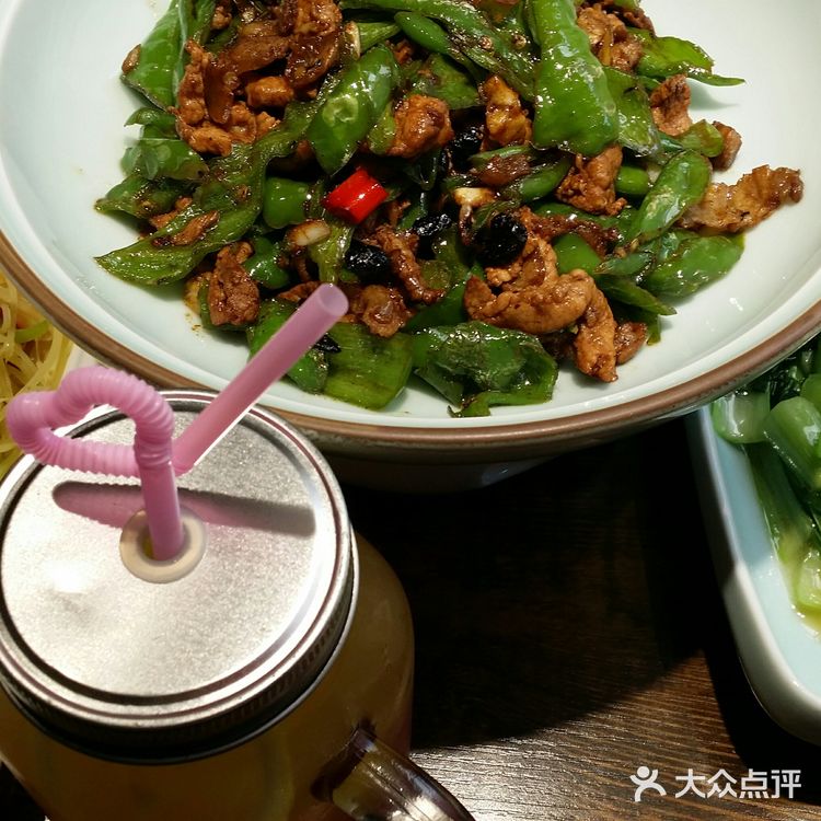 从地铁三号线胡家庙D口出来,往北100米