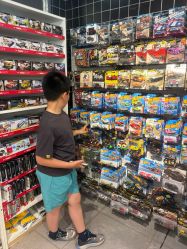 -逝水玩具折扣店