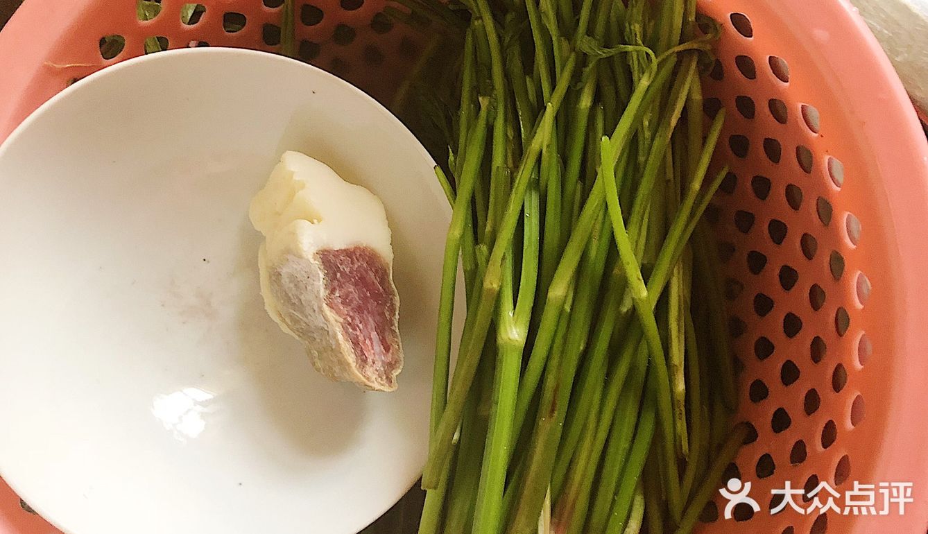 芹菜（此处用的是野芹菜）、腊肉、食用油、盐