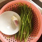 芹菜（此处用的是野芹菜）、腊肉、食用油、盐