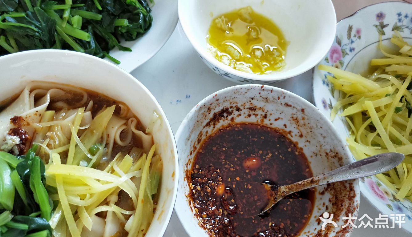 扯面跟春天最搭，春天菠菜，小葱，蒜苗，香菜等新鲜翠绿