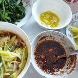 扯面跟春天最搭，春天菠菜，小葱，蒜苗，香菜等新鲜翠绿