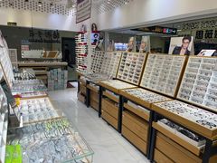 -美式眼镜·授权蔡司.依视路.尼康.豪雅.明月(人民广场店)