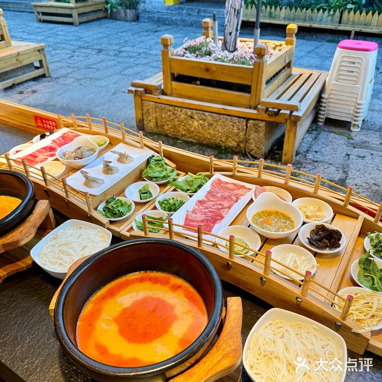 李小冉和贺峻霖来丽江都要去打包的米线店!