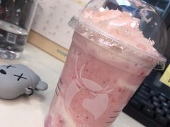 樱花莓莓酸奶-瑞幸咖啡(苏河1号店)