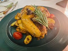 迷迭香蒜味烤春鸡配锅煎土豆块-花·fleur古董西餐厅(西城夜未央店)
