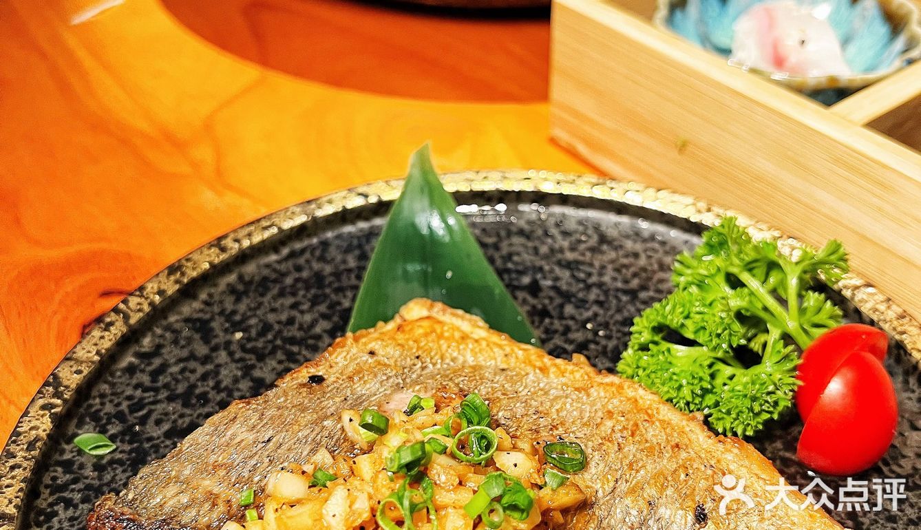 广州首家海钓烧鸟店全景投影仪沉浸式用餐 