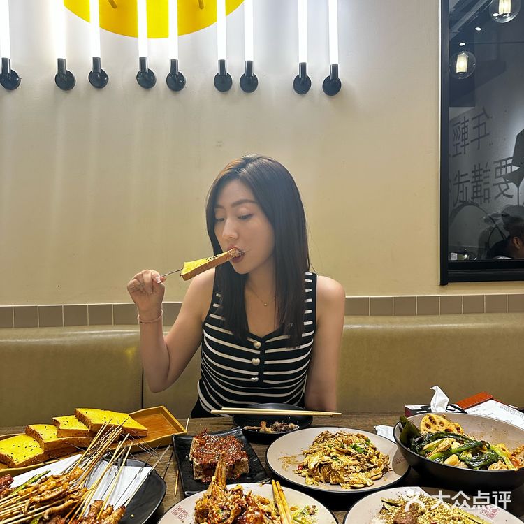 下班后三五好友喝酒吃肉🍻