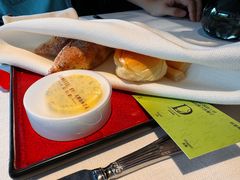 餐前面包配黄油-弦月窗LUNETTE BY AMANDA(复兴路店)