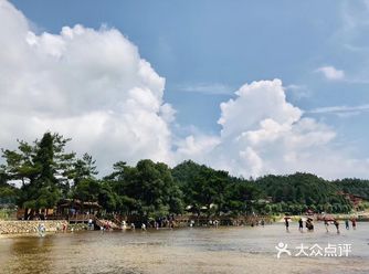 在仙游县与德化县交界的九仙溪上游，有一处可与白水洋相