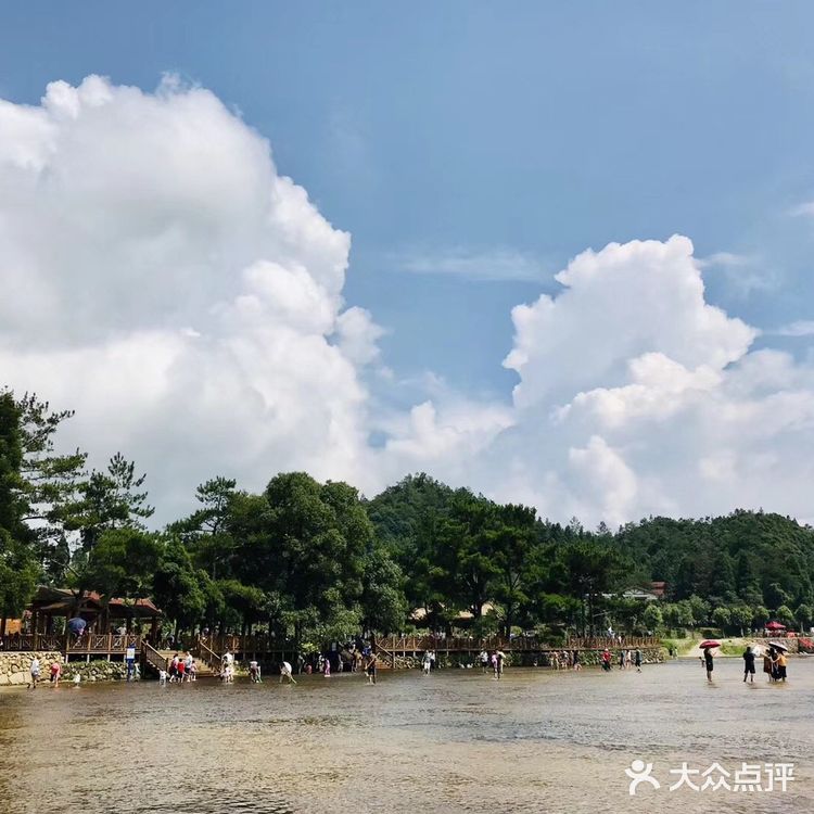 在仙游县与德化县交界的九仙溪上游，有一处可与白水洋相