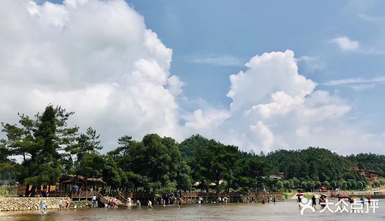 在仙游县与德化县交界的九仙溪上游，有一处可与白水洋相