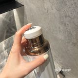 问了店员说是今天刚出来的新品，白色珠光镜面好好看呀