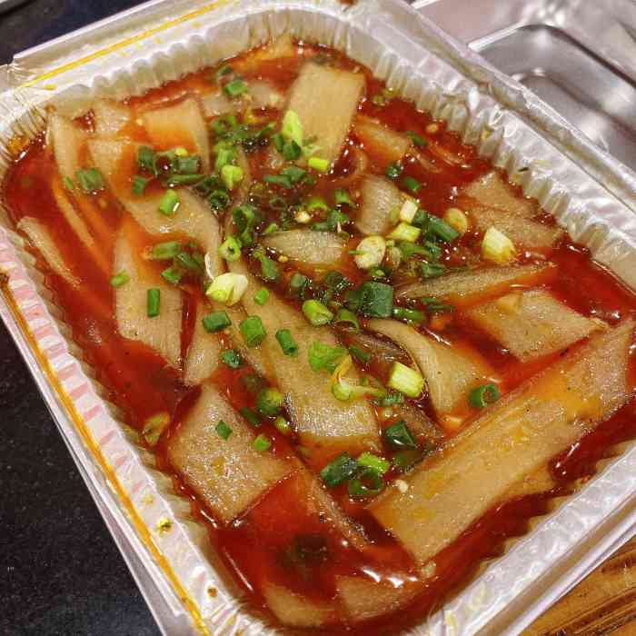 一盘素菜配排骨,一份烤苕粉,吃得非常满足.