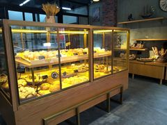 面包甜点陈列柜-啊噗吐呦现场烘焙(麦凯乐店)