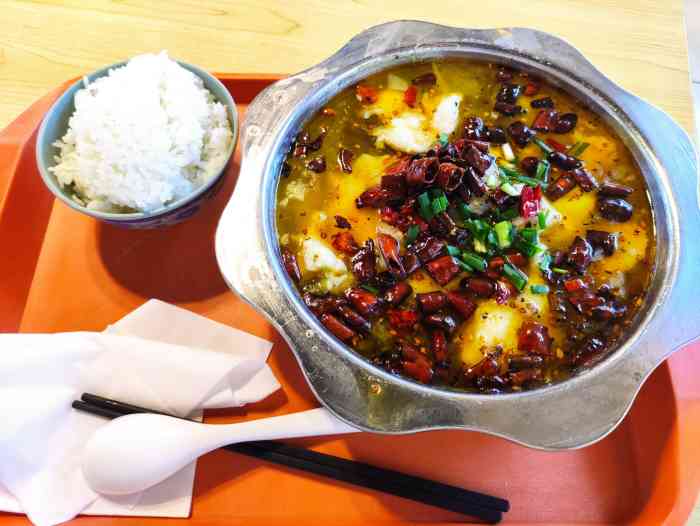 鱼你有缘酸菜鱼·特色干锅(华联商厦店)-"右边这个铺子一直聚集了很多