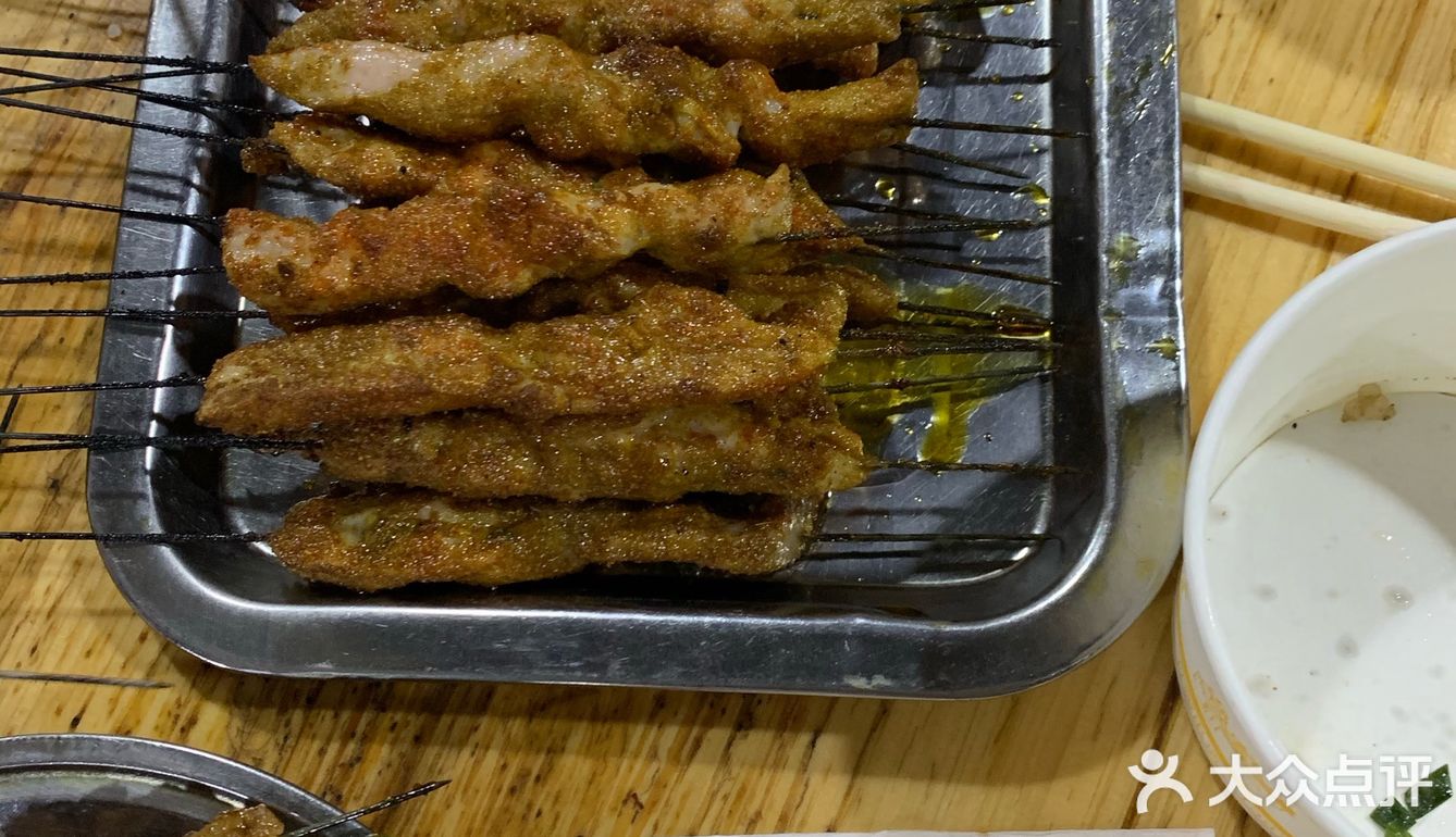 幸好吃了点对门的煎饺，要不然要饿调了面。招牌虾球很新鲜