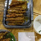 幸好吃了点对门的煎饺，要不然要饿调了面。招牌虾球很新鲜