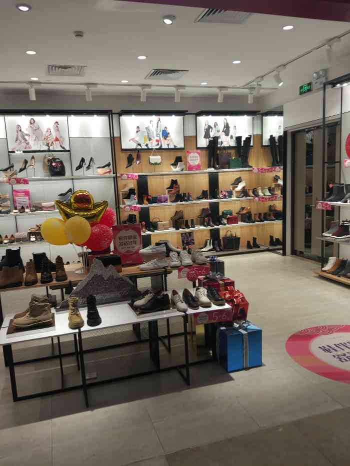 belle(百信广场店)-"百丽鞋店在百信广场1楼的店有两家,一家童.