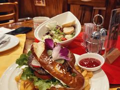 德式碱圈牛肉三明治配薯条-申德勒加油站餐厅(三里屯北小街店)