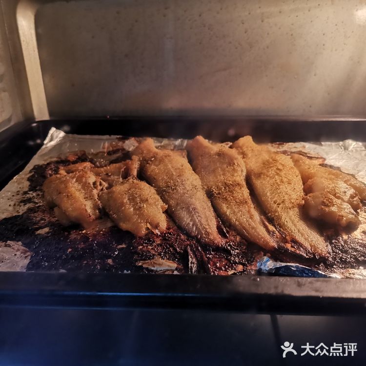 料酒，生抽，蜂蜜进行简单的腌制。其次在烤盘中垫上锡箔纸