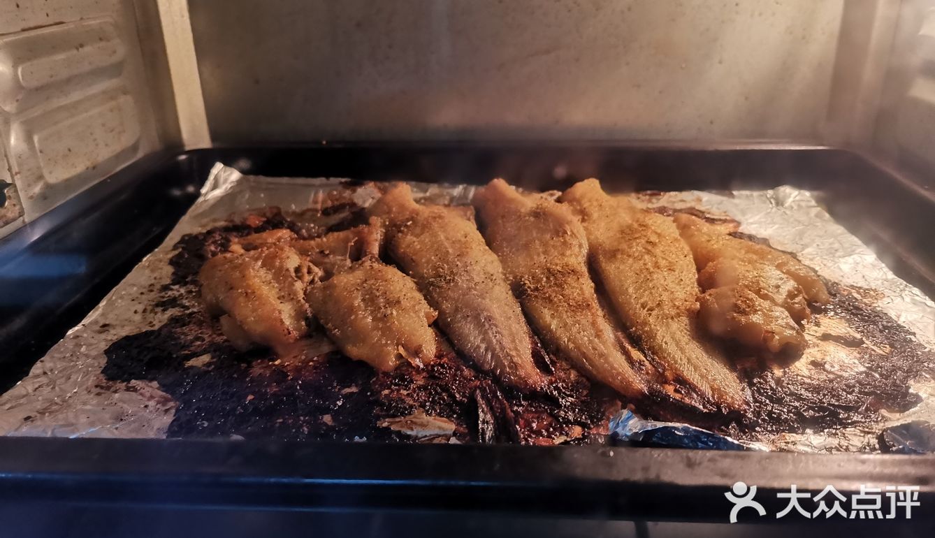 料酒，生抽，蜂蜜进行简单的腌制。其次在烤盘中垫上锡箔纸