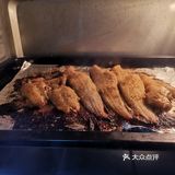 料酒，生抽，蜂蜜进行简单的腌制。其次在烤盘中垫上锡箔纸