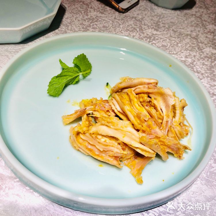 店里的环境还不错，烤鸭和芥末鸭掌都很好吃