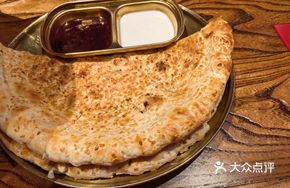 Sesame Crispy Naan with Sauce