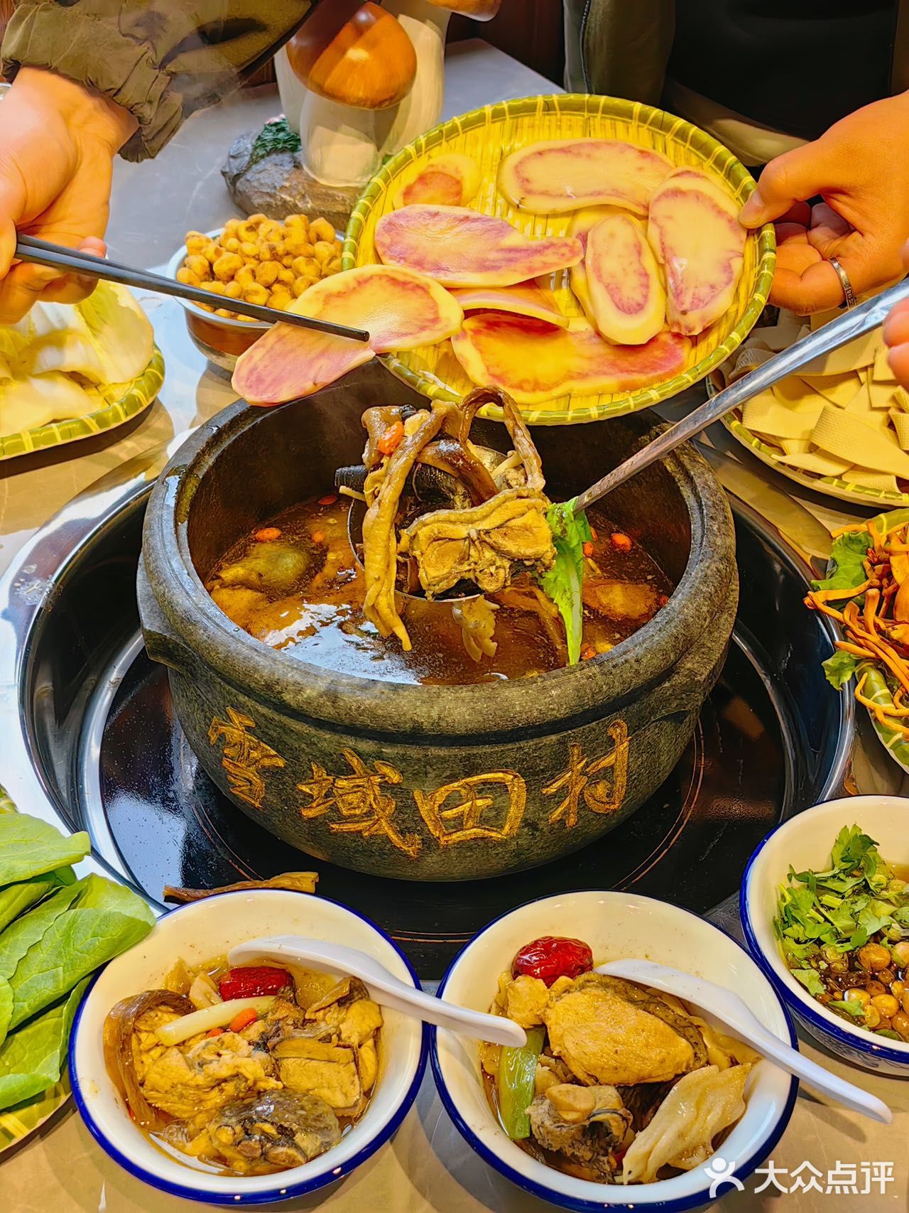 布达拉宫旁的神仙石锅鸡！野菌汤底绝了！