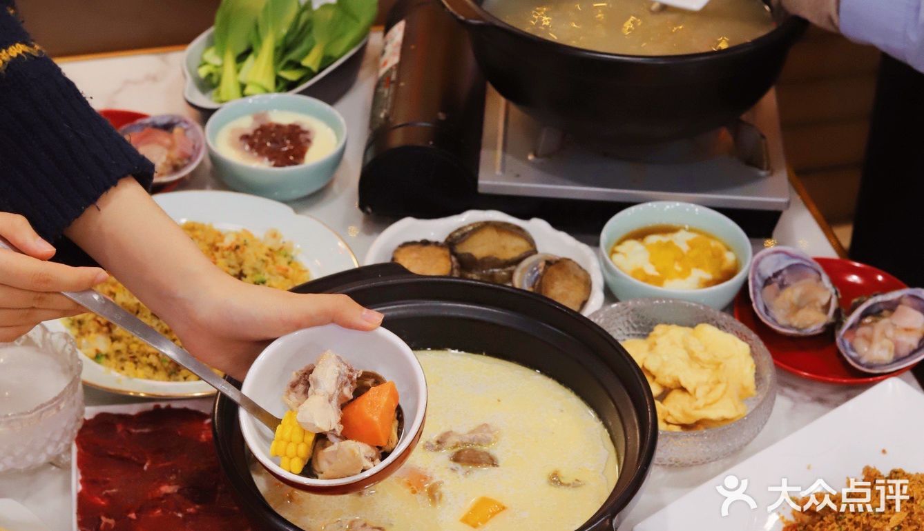 鲜奶麻糬泡在糖水中，香糯嫩滑，还可以拉出超长拉丝