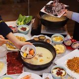 鲜奶麻糬泡在糖水中，香糯嫩滑，还可以拉出超长拉丝