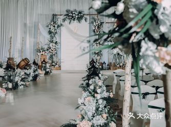 这场婚礼边境整体给人的感觉非常温馨 感染力非常强