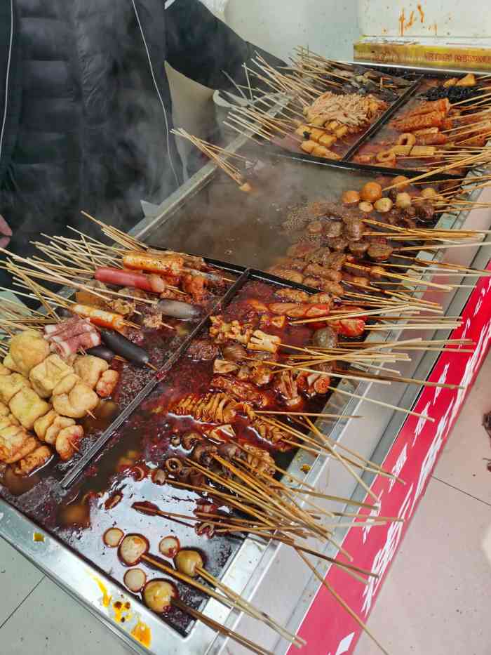 小街麻辣烫(第六分店)-"[薄荷]环境: 小店!脏摊儿典型.小桌子.