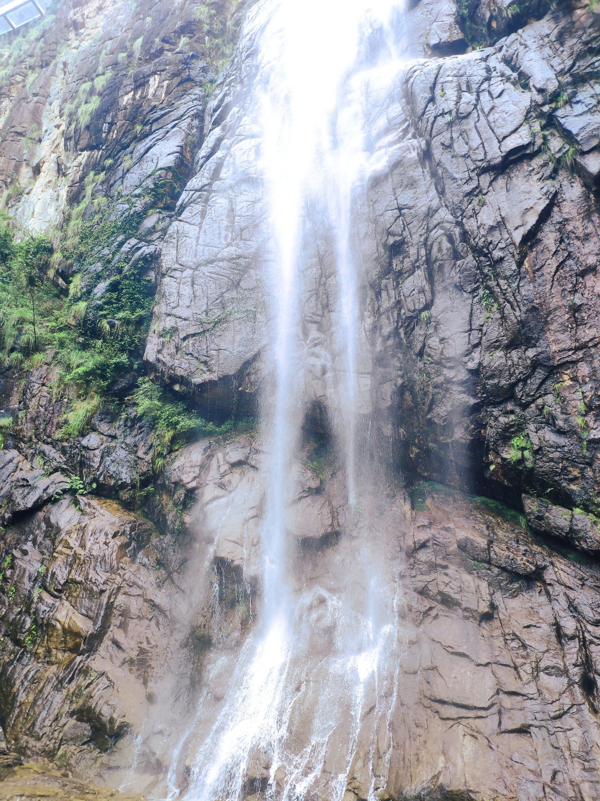 0元玩转这座城 #好山好水好风景 龙穿峡超美的,玻璃栈道物超所值,人