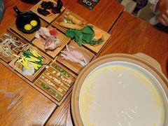 云南过桥米线-云海肴·汽锅鸡·云南代表菜(天山百盛优客店)